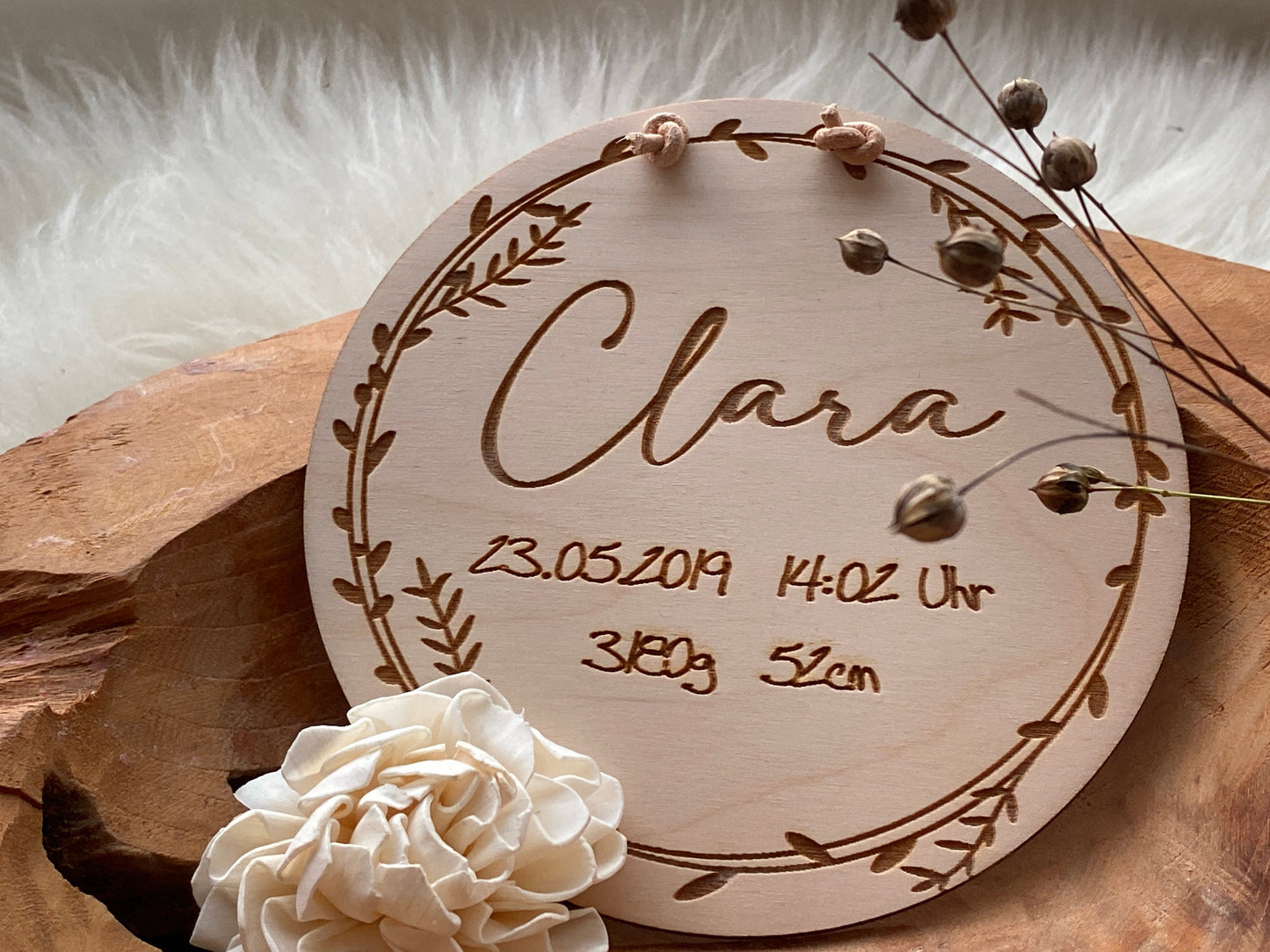 Personalisiertes Holzschild graviert mit Ranke und Geburtsdaten