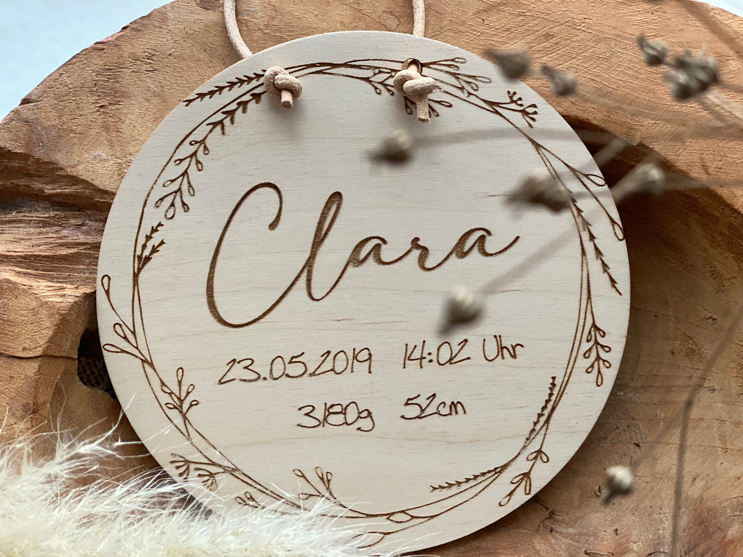 Personalisiertes Holzschild graviert mit Ranke und Geburtsdaten