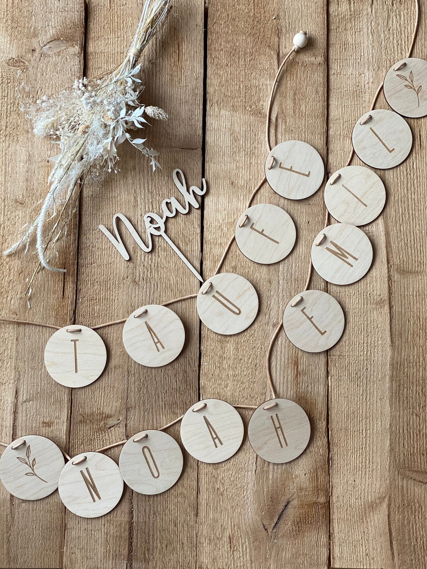 Namensgirlande aus Holzscheiben ausgestanzt oder graviert