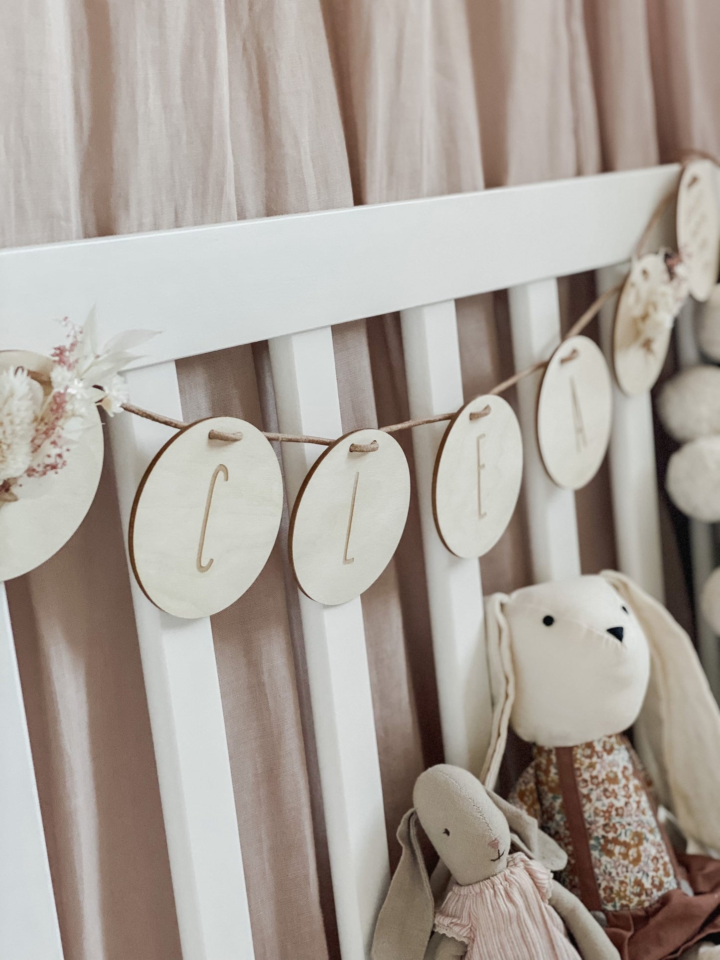 Namensgirlande aus Holzscheiben mit Geburtsdaten I Trockenblumen