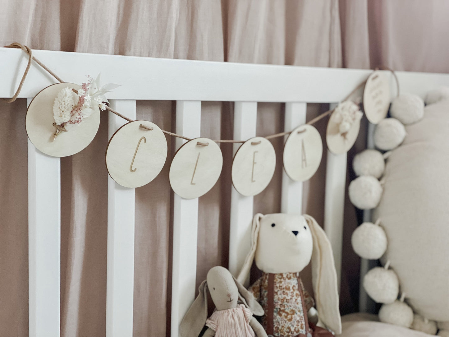 Namensgirlande aus Holzscheiben mit Geburtsdaten I Trockenblumen