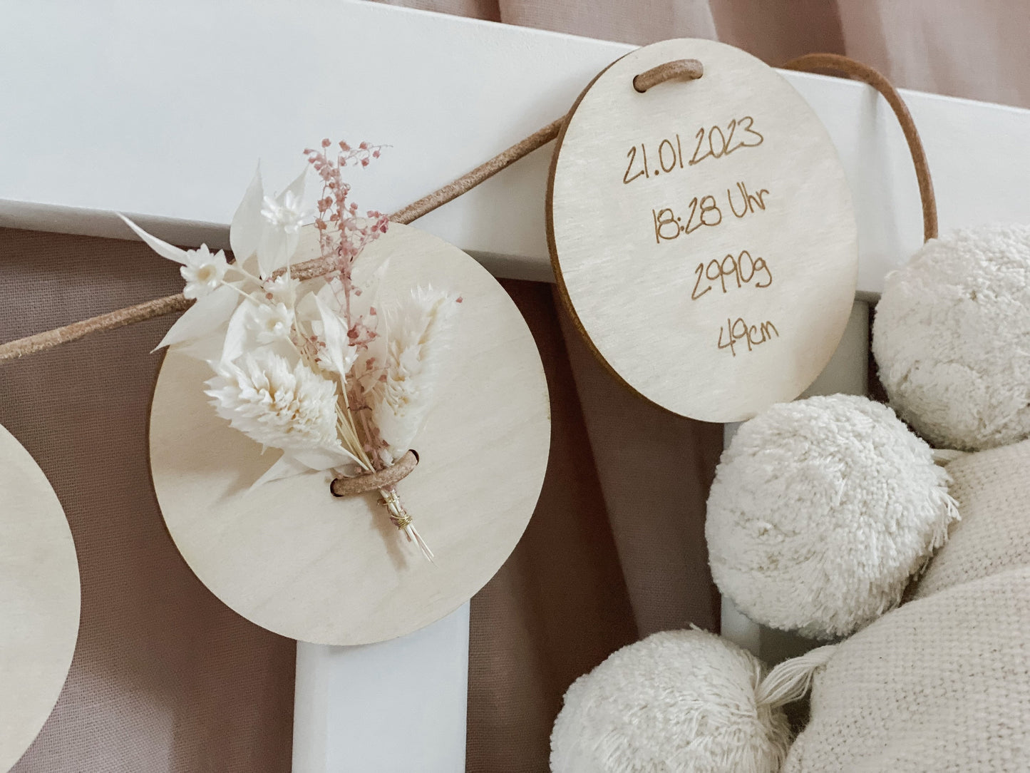 Namensgirlande aus Holzscheiben mit Geburtsdaten I Trockenblumen