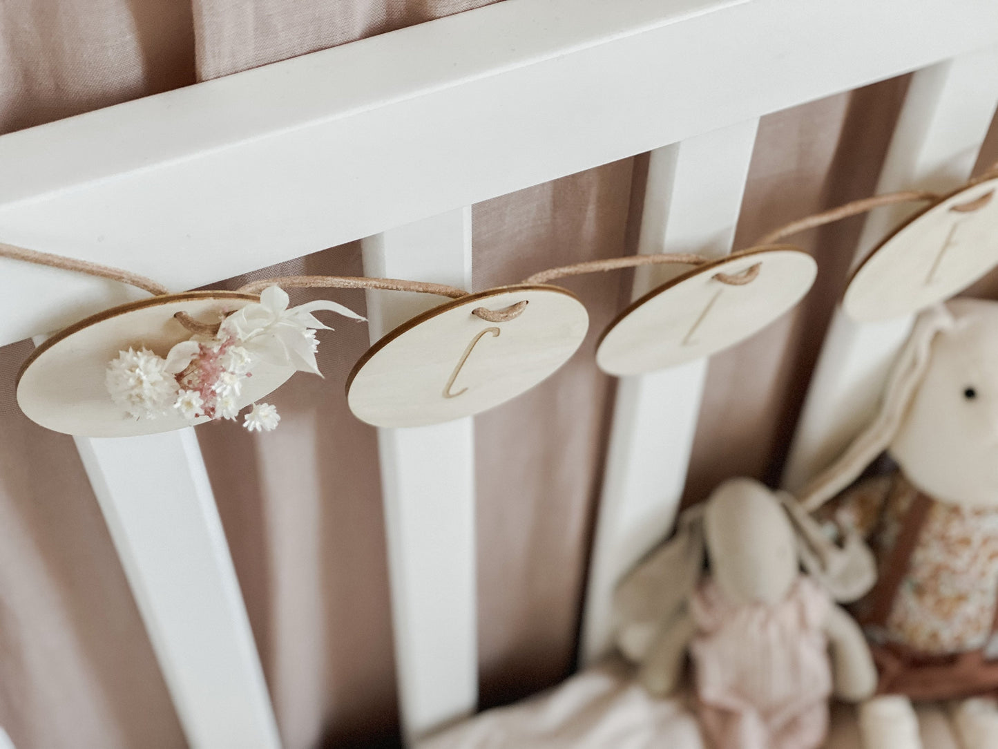 Namensgirlande aus Holzscheiben mit Geburtsdaten I Trockenblumen