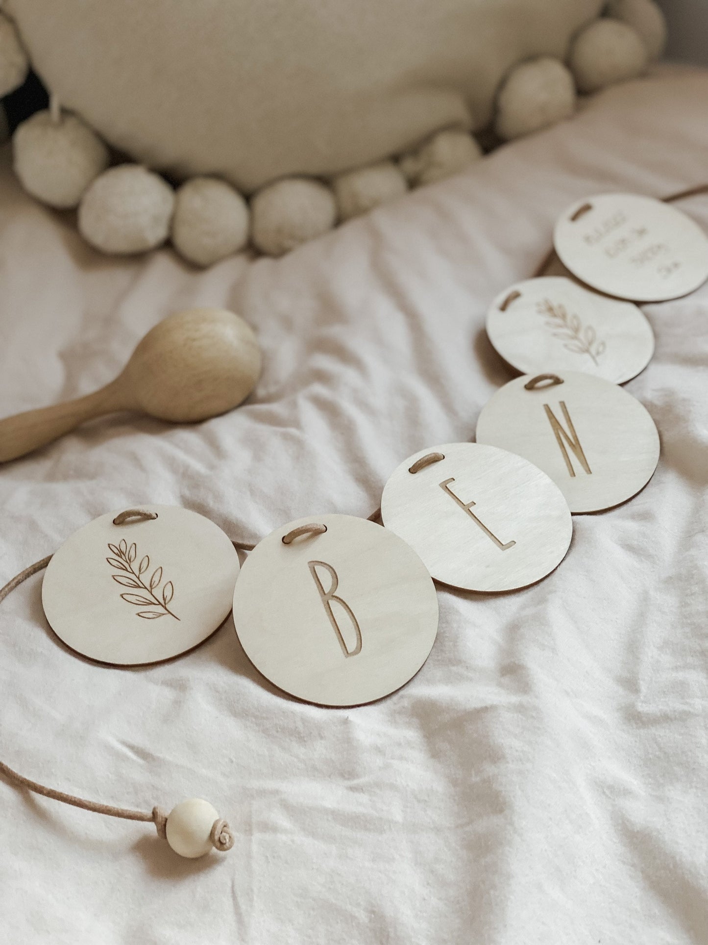 Namensgirlande aus Holzscheiben mit Geburtsdaten I Trockenblumen