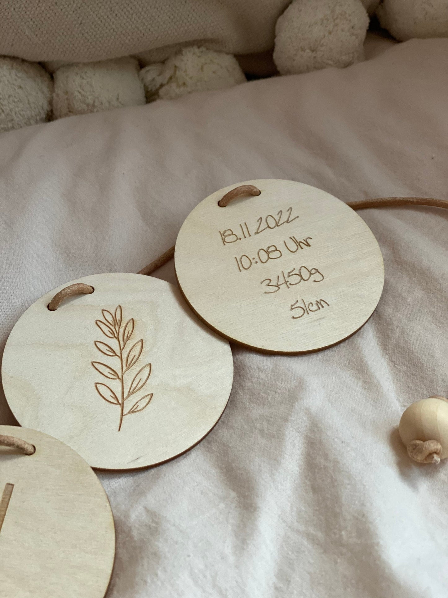 Namensgirlande aus Holzscheiben mit Geburtsdaten I Trockenblumen