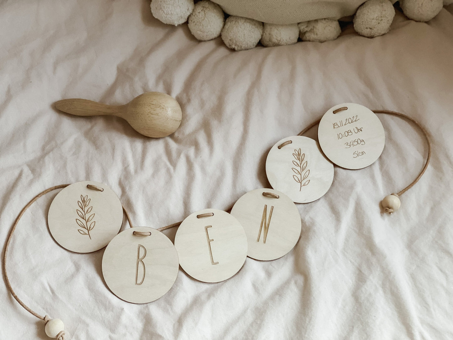 Namensgirlande aus Holzscheiben mit Geburtsdaten I Trockenblumen