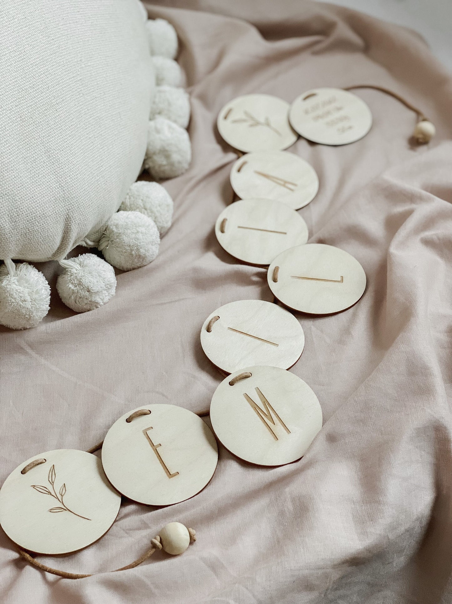 Namensgirlande aus Holzscheiben mit Geburtsdaten I Trockenblumen