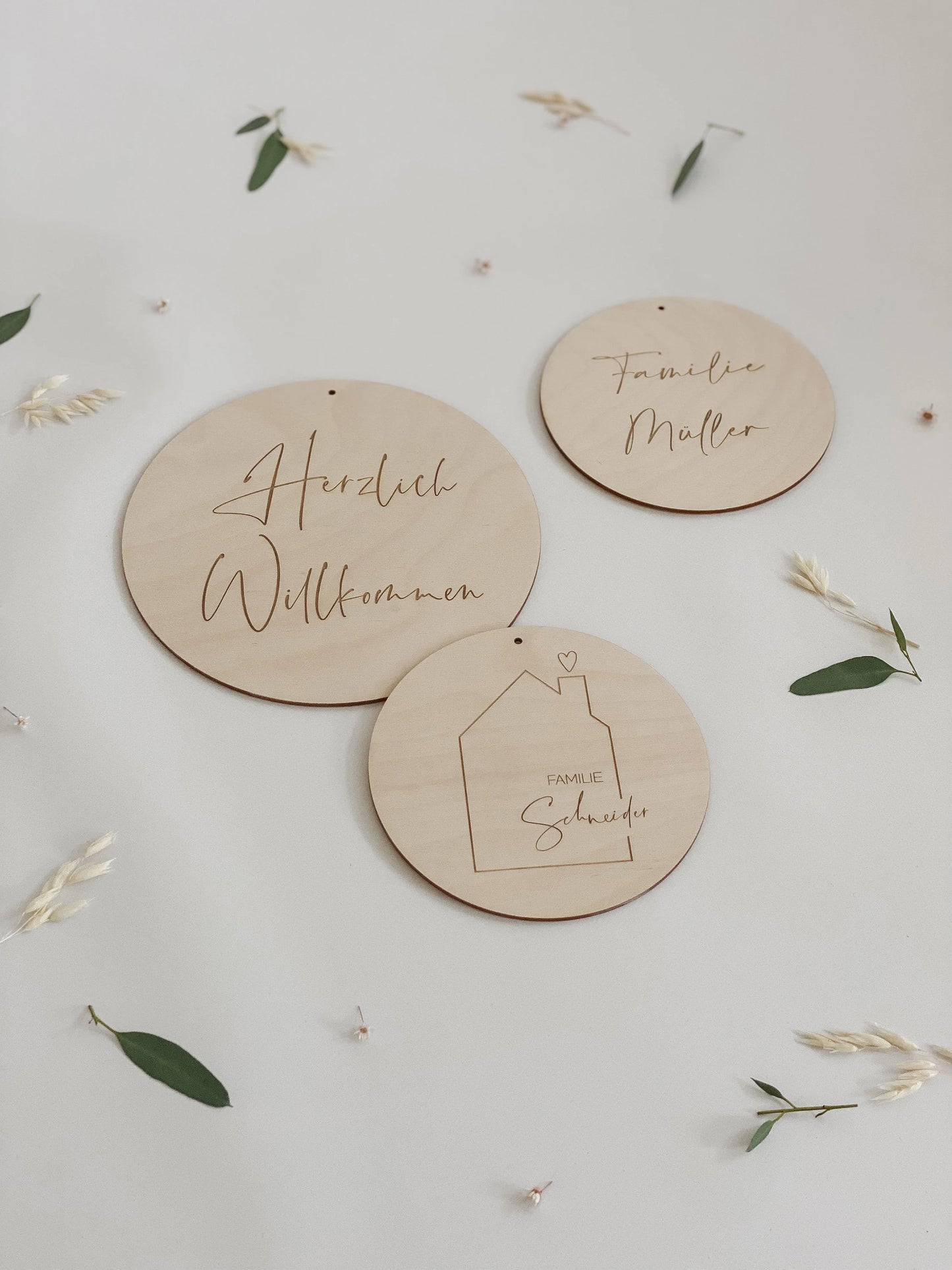 Trockenblumenkranz mit Holzschild I Türkranz Trockenblumen Eukalyptus-beige-rot I Wandkranz I Blumenkranz