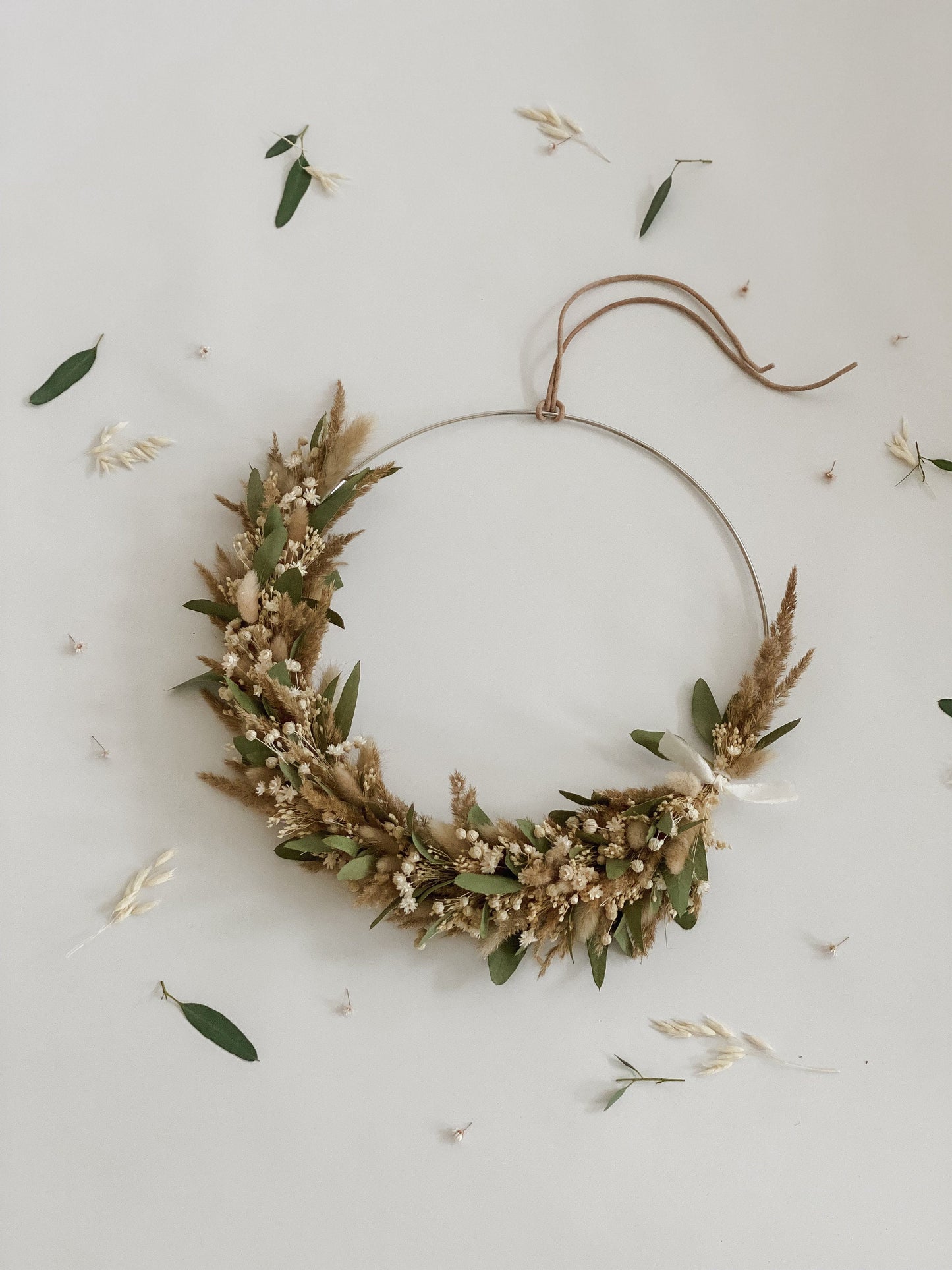 Trockenblumenkranz mit Holzschild I Türkranz Trockenblumen Eukalyptus-beige-braun I Wandkranz I Blumenkranz