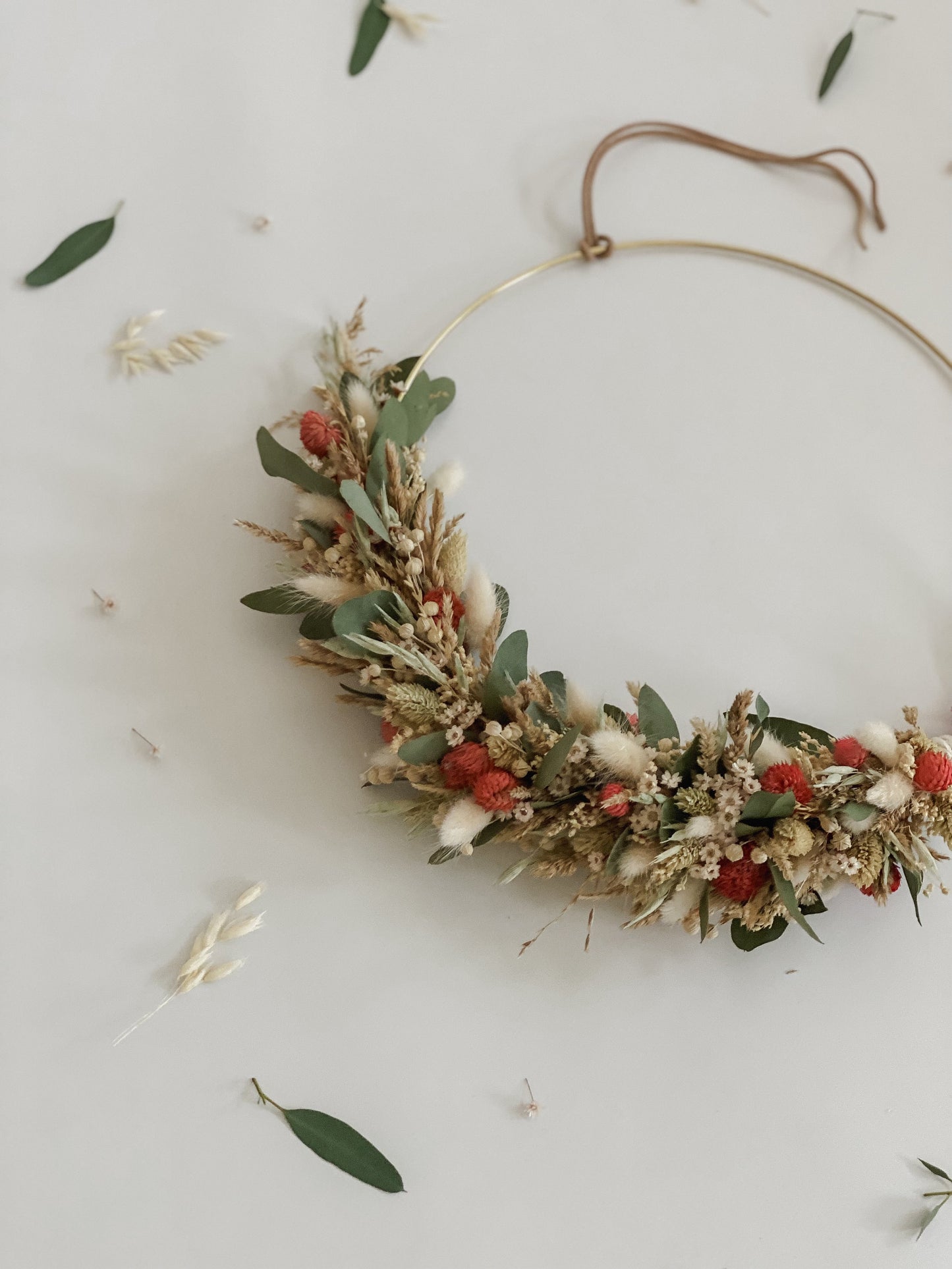 Trockenblumenkranz mit Holzschild I Türkranz Trockenblumen Eukalyptus-beige-rot I Wandkranz I Blumenkranz
