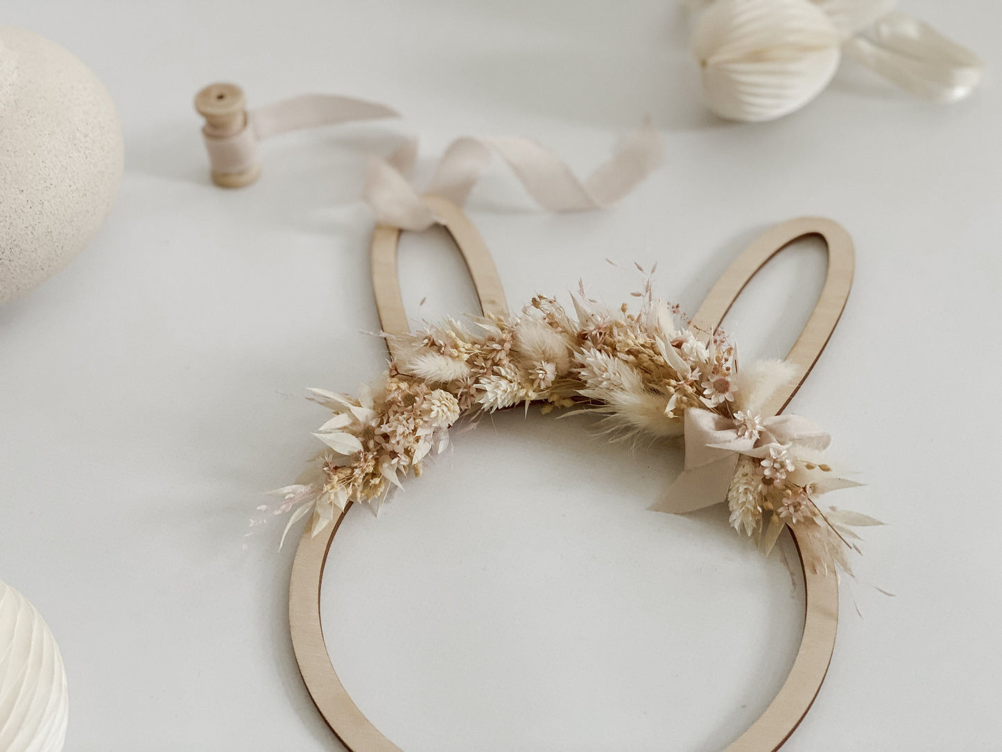 Holzkranz Hase I Osterdekoration mit Trockenblumen I Trockenblumenkranz Ostern