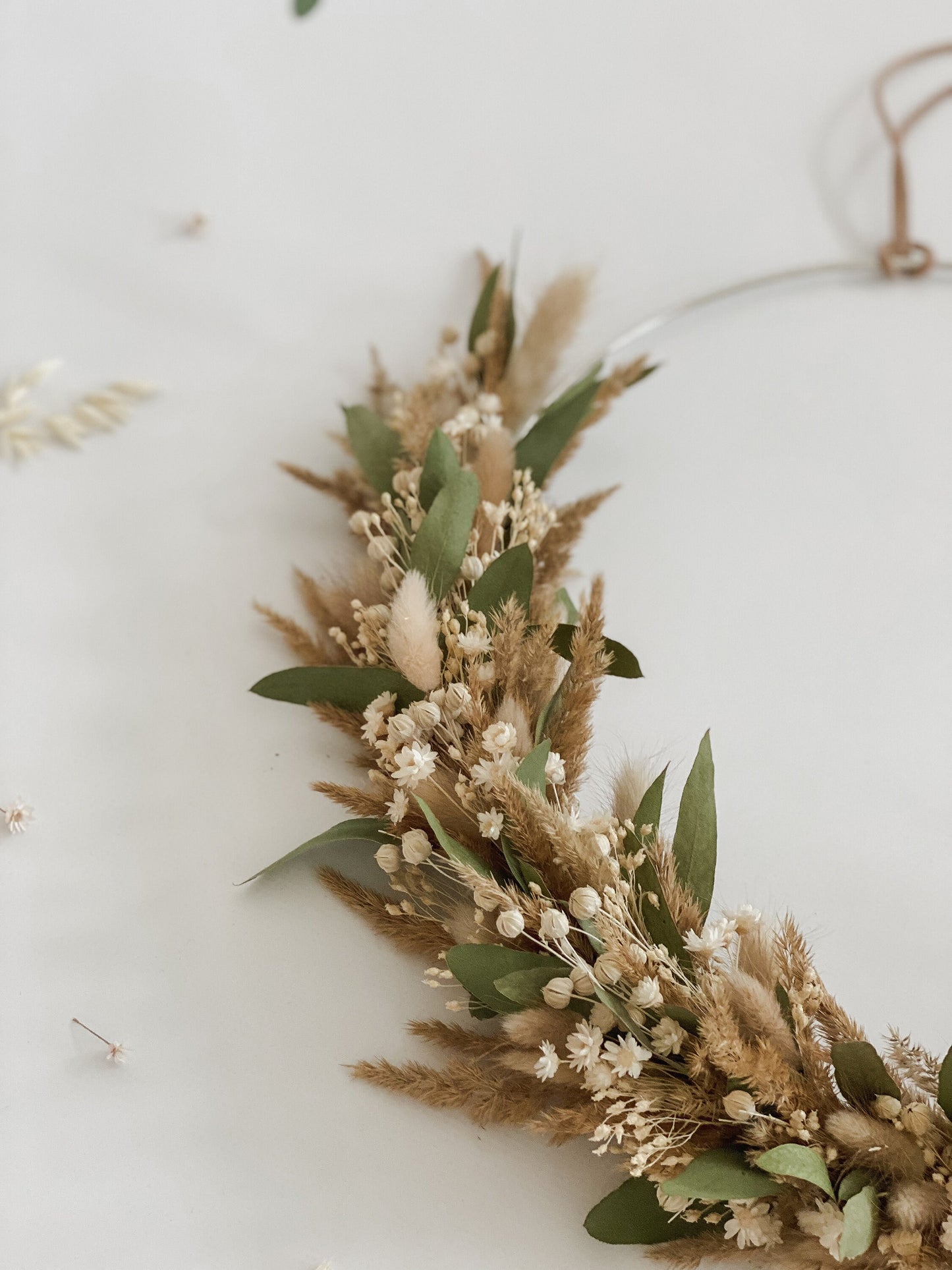Trockenblumenkranz mit Holzschild I Türkranz Trockenblumen Eukalyptus-beige-braun I Wandkranz I Blumenkranz