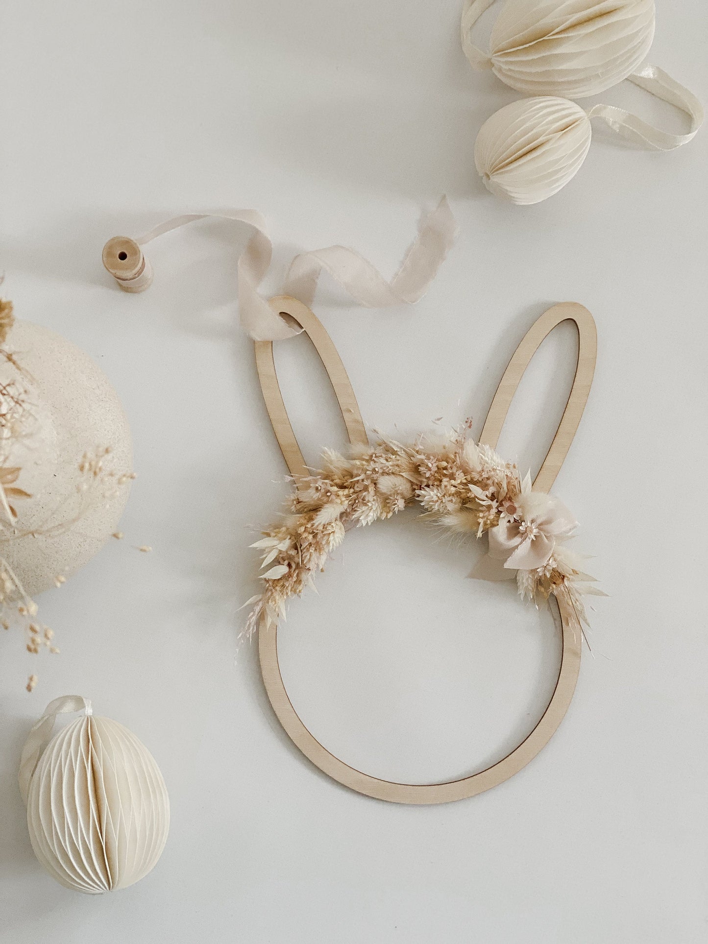 Holzkranz Hase I Osterdekoration mit Trockenblumen I Trockenblumenkranz Ostern