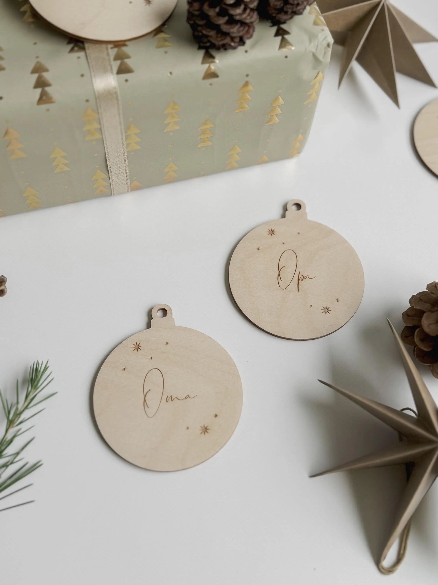 Personalisierte Christbaumkugel aus Holz I Weihnachtskugel aus Holz mit Namen I Christbaumschmuck I personalisierter Geschenkanhänger