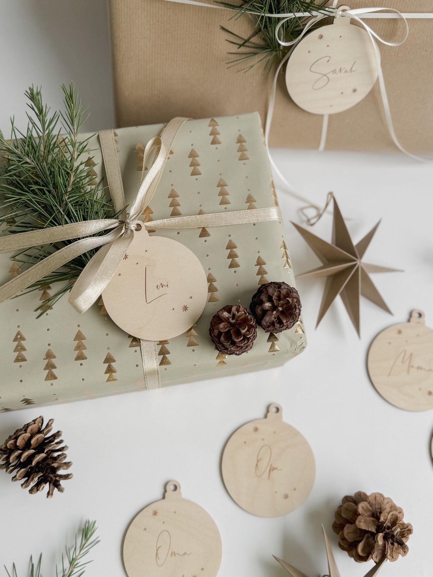 Personalisierte Christbaumkugel aus Holz I Weihnachtskugel aus Holz mit Namen I Christbaumschmuck I personalisierter Geschenkanhänger