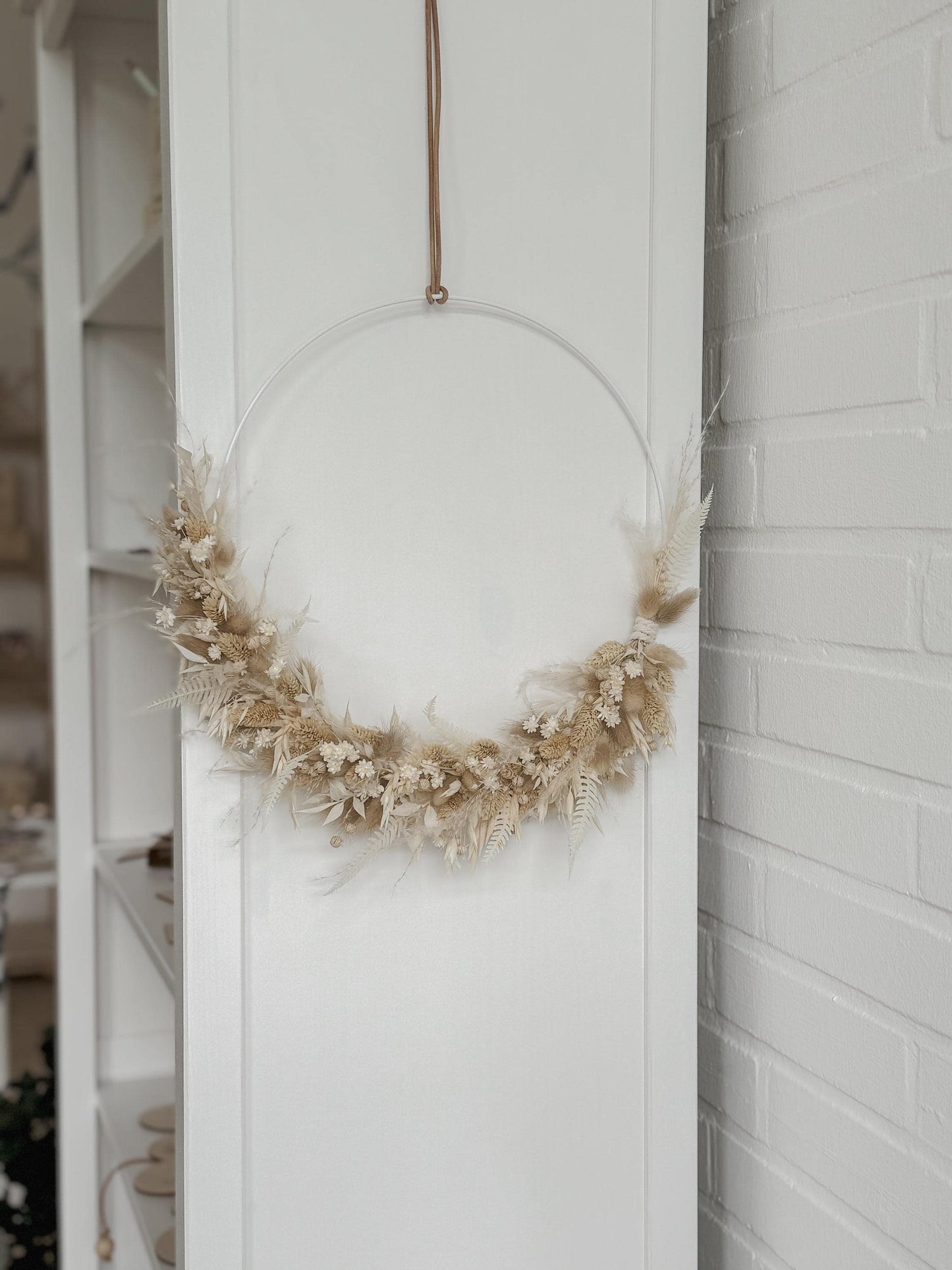 Trockenblumenkranz mit Holzschild I Trockenblumen beige-braun I Wandkranz I Blumenkranz