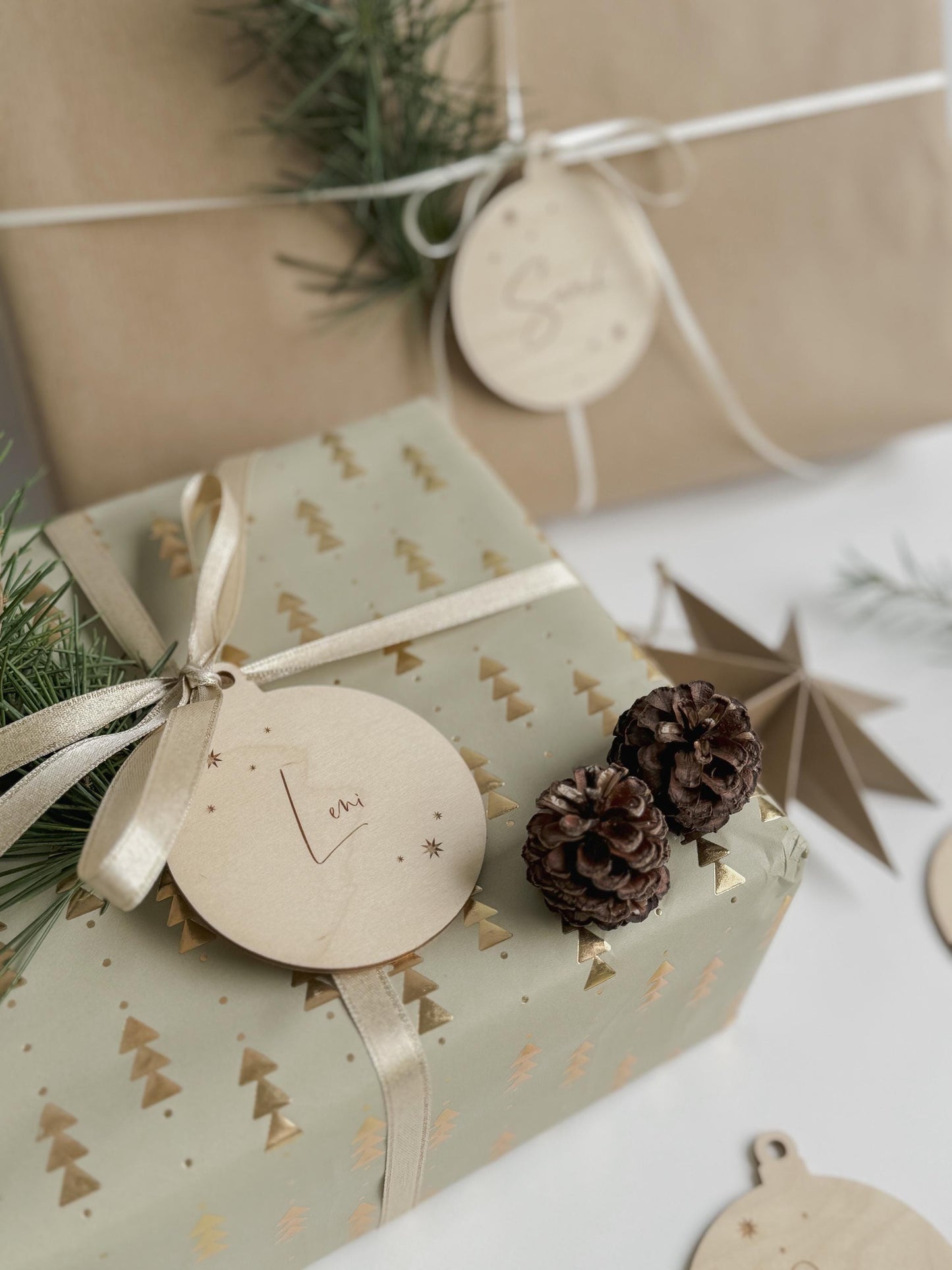 Personalisierte Christbaumkugel aus Holz I Weihnachtskugel aus Holz mit Namen I Christbaumschmuck I personalisierter Geschenkanhänger