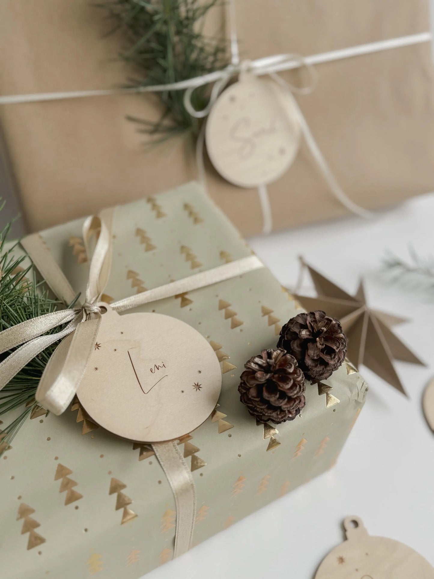 Personalisierte Christbaumkugel aus Holz I Weihnachtskugel aus Holz mit Namen I Christbaumschmuck I personalisierter Geschenkanhänger