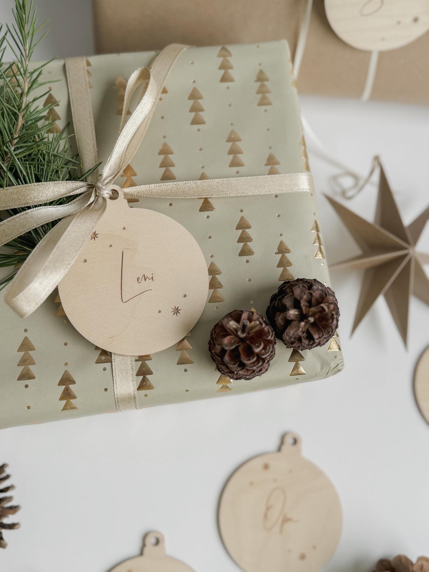 Personalisierte Christbaumkugel aus Holz I Weihnachtskugel aus Holz mit Namen I Christbaumschmuck I personalisierter Geschenkanhänger