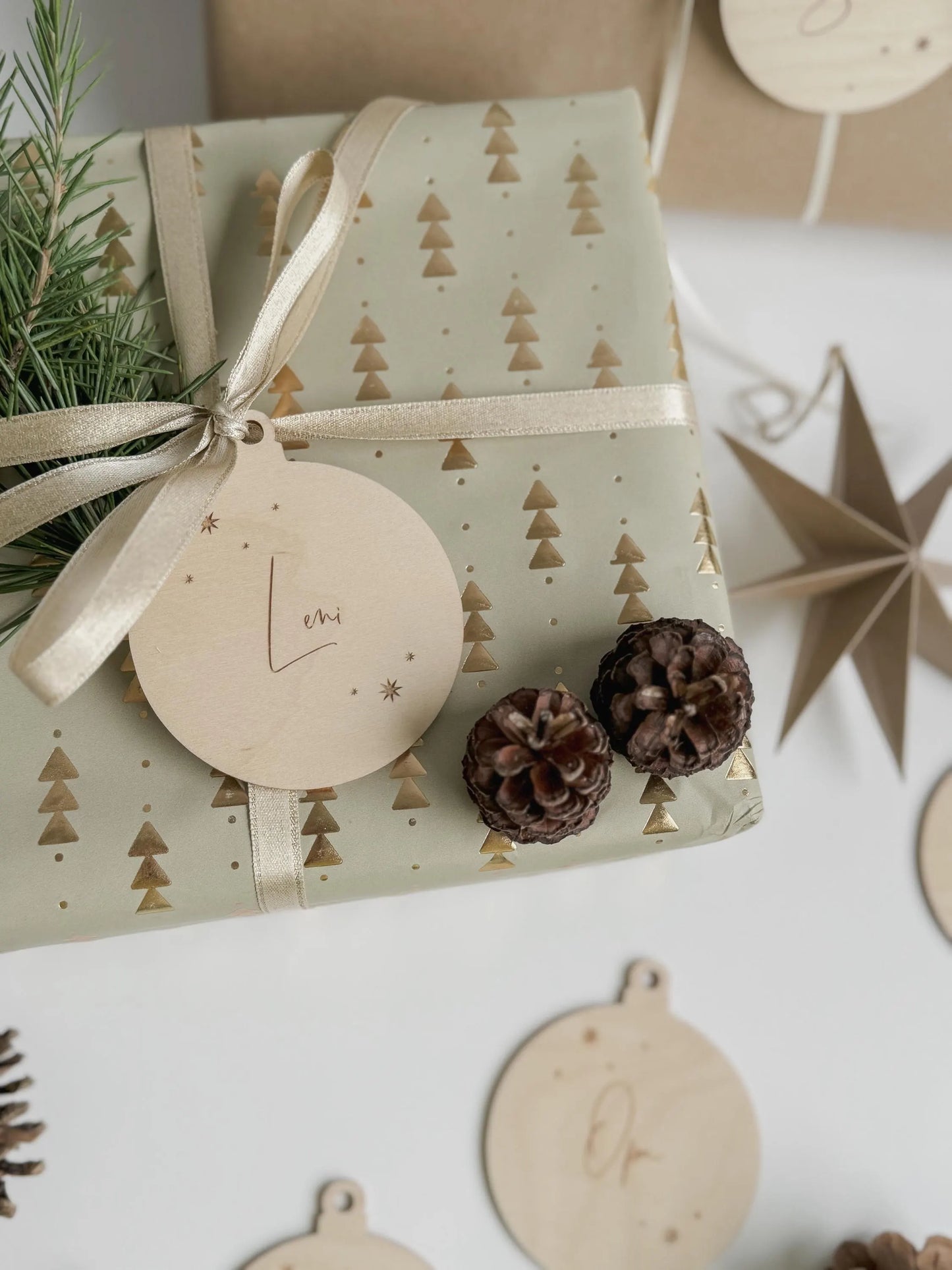 Personalisierte Christbaumkugel aus Holz I Weihnachtskugel aus Holz mit Namen I Christbaumschmuck I personalisierter Geschenkanhänger