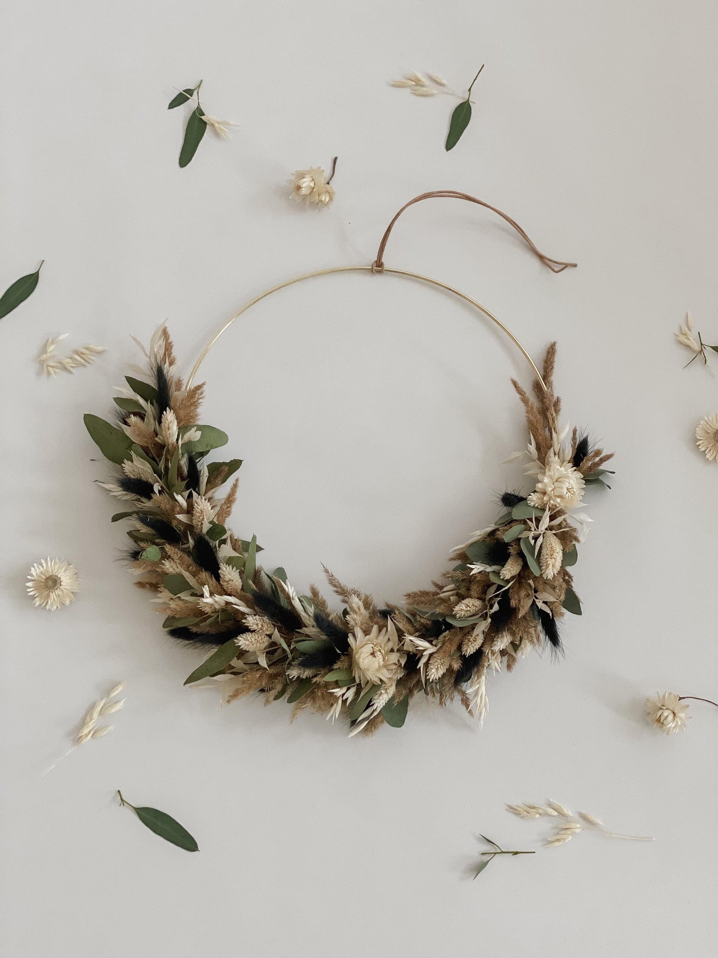 Trockenblumenkranz mit Holzschild I Türkranz Trockenblumen beige-braun-schwarz I Wandkranz I Blumenkranz