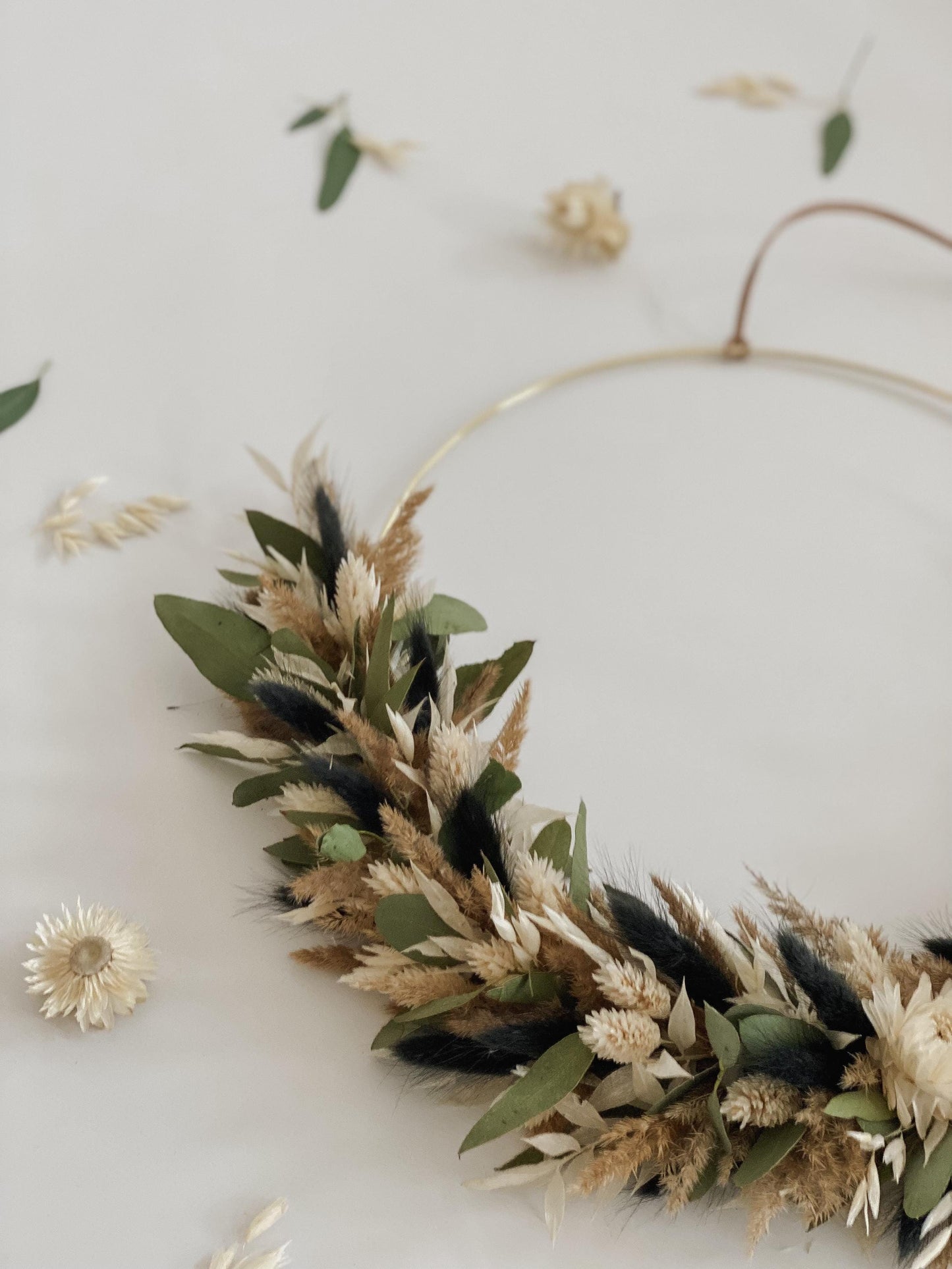 Trockenblumenkranz mit Holzschild I Türkranz Trockenblumen beige-braun-schwarz I Wandkranz I Blumenkranz