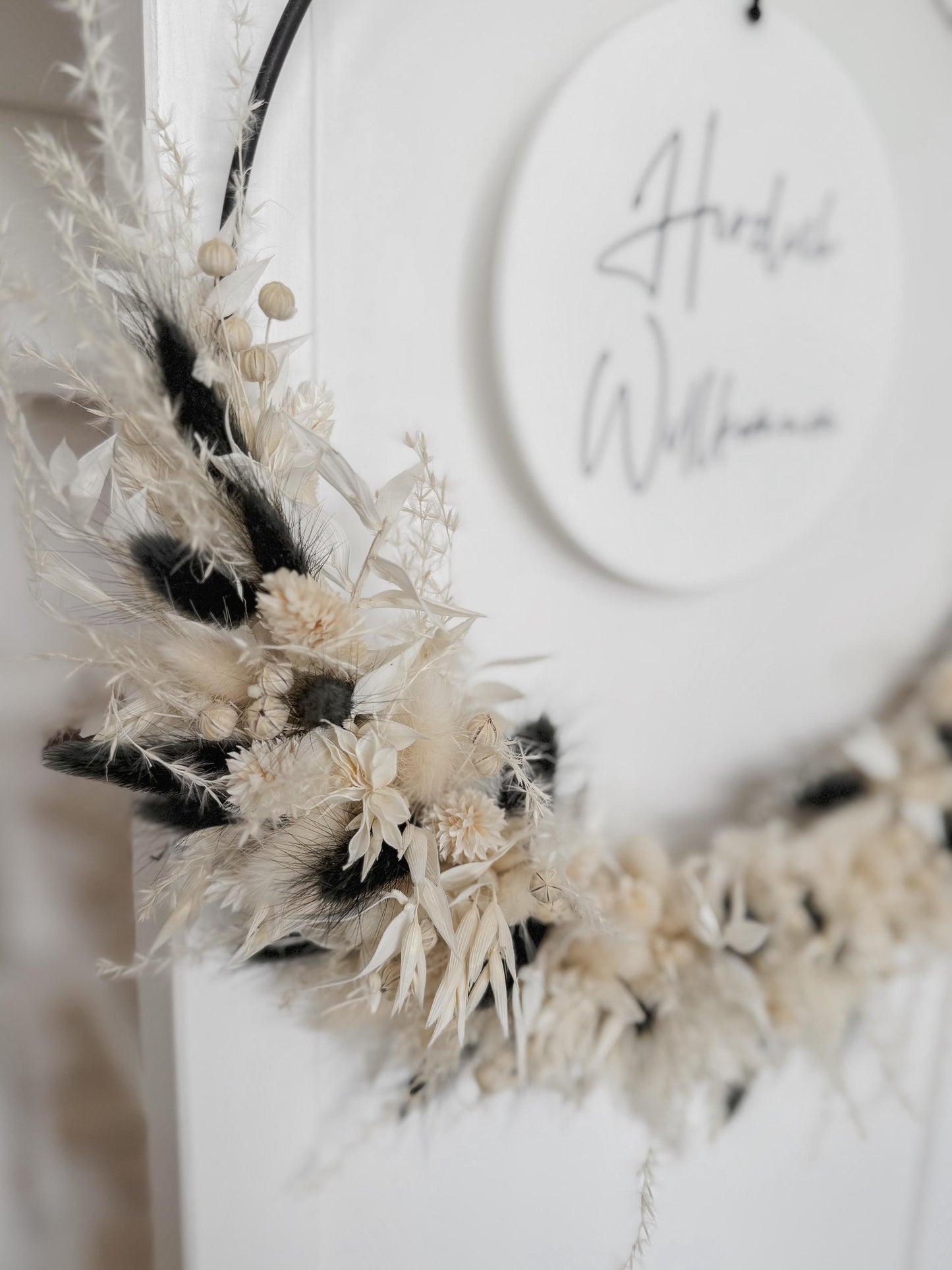 Trockenblumenkranz mit Holzschild I Türkranz Trockenblumen beige-schwarz I Wandkranz I Blumenkranz