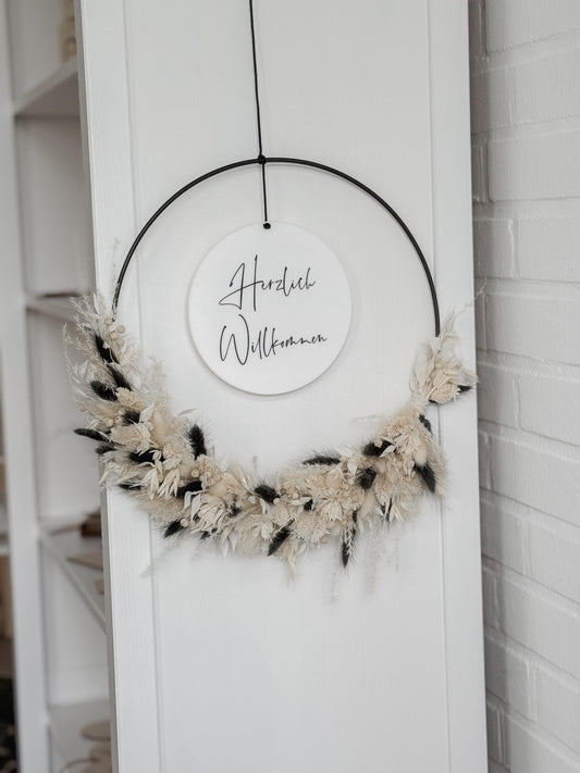 Trockenblumenkranz mit Holzschild I Türkranz Trockenblumen beige-schwarz I Wandkranz I Blumenkranz