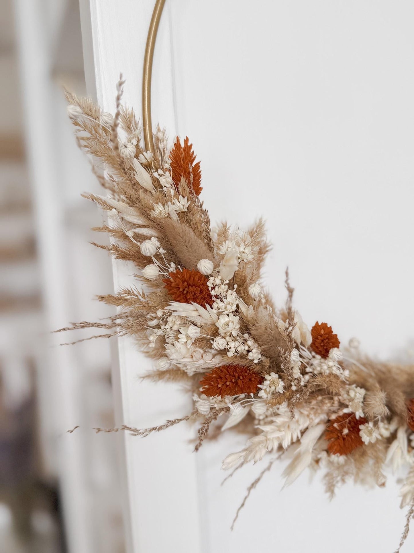 Trockenblumenkranz mit Holzschild I Türkranz Trockenblumen creme-braun-rost I Wandkranz I Blumenkranz