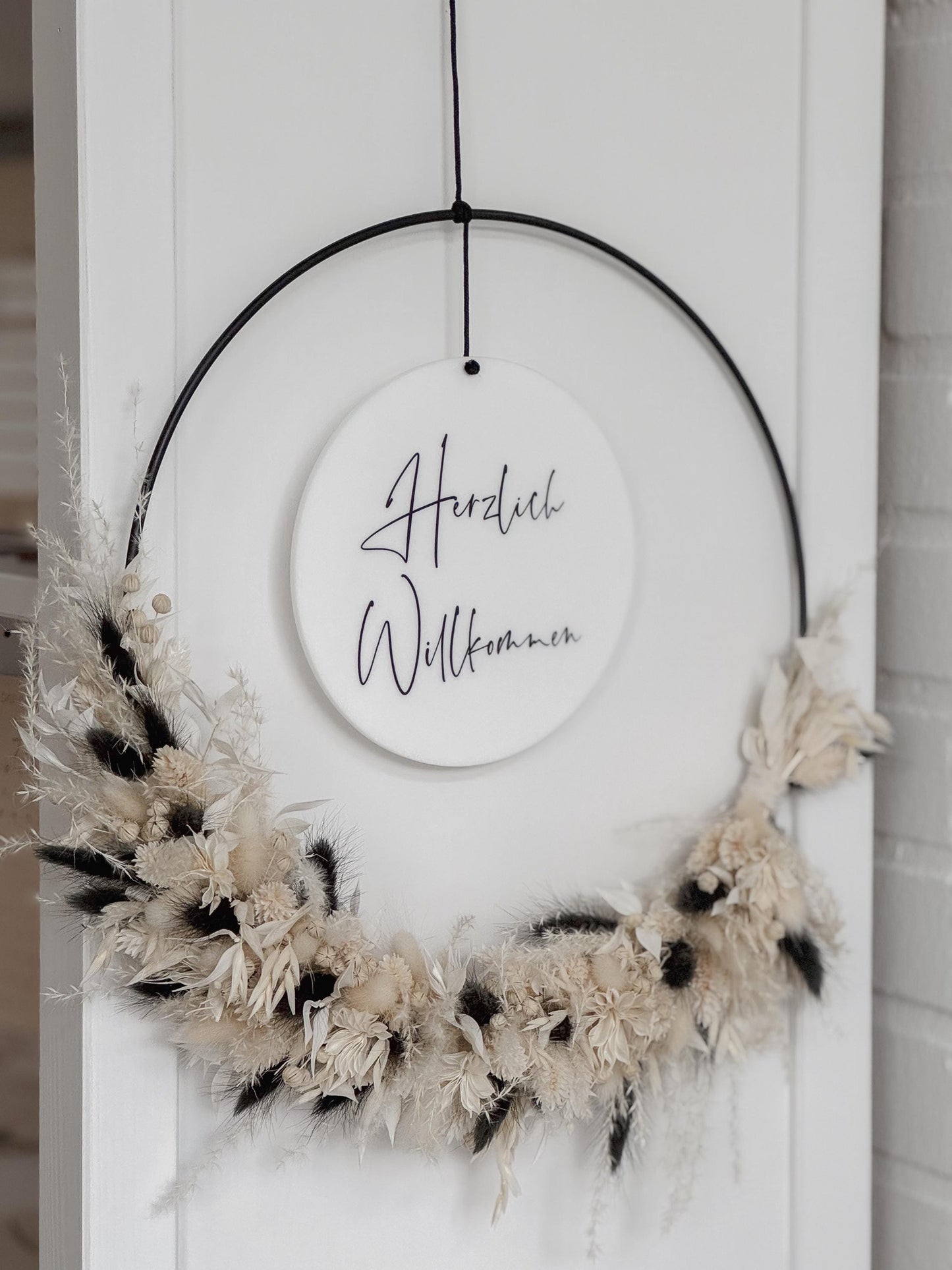 Trockenblumenkranz mit Holzschild I Türkranz Trockenblumen beige-schwarz I Wandkranz I Blumenkranz