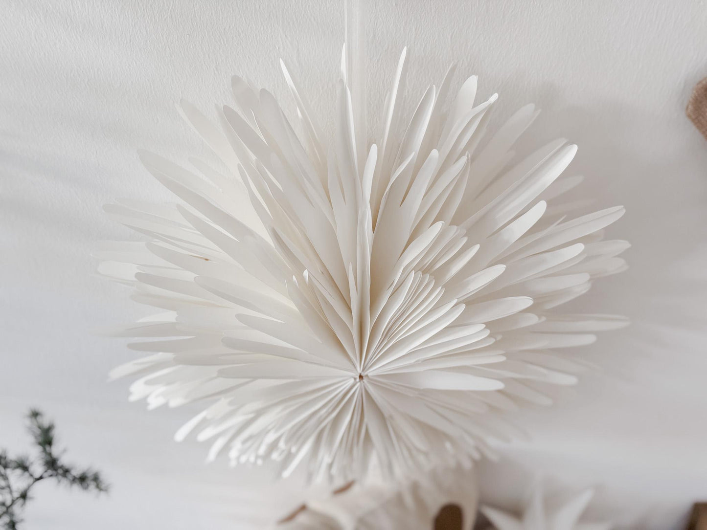 Papierstern Schneeflocke weiß 50cm I Weihnachtsdekoration hängend I Dekostern I Faltstern I Weihnachtsstern