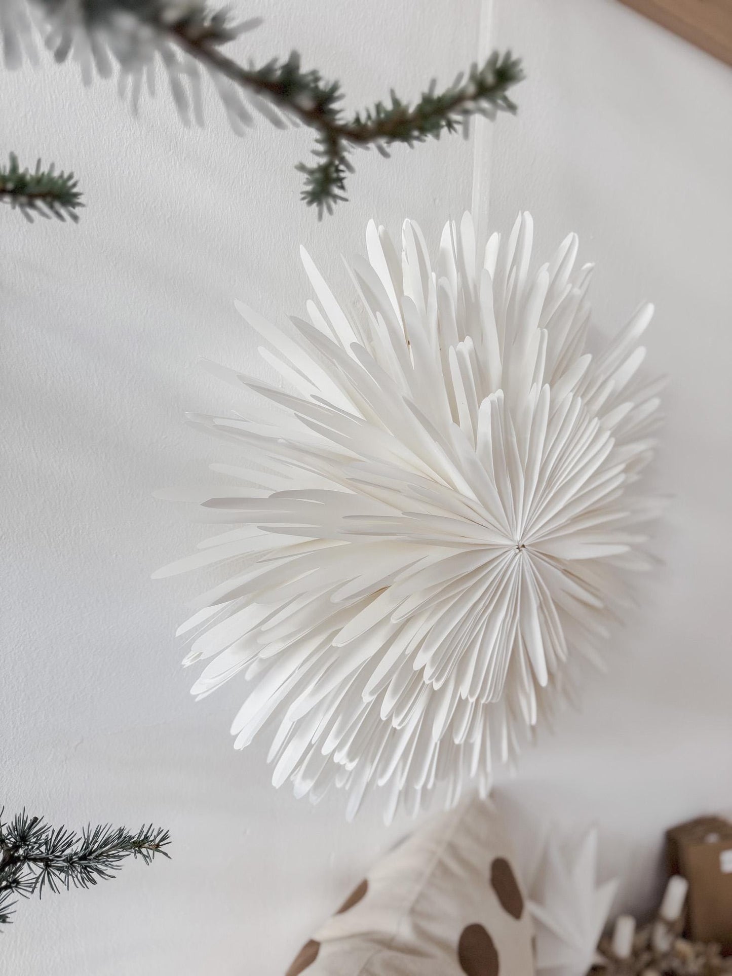 Papierstern Schneeflocke weiß 50cm I Weihnachtsdekoration hängend I Dekostern I Faltstern I Weihnachtsstern