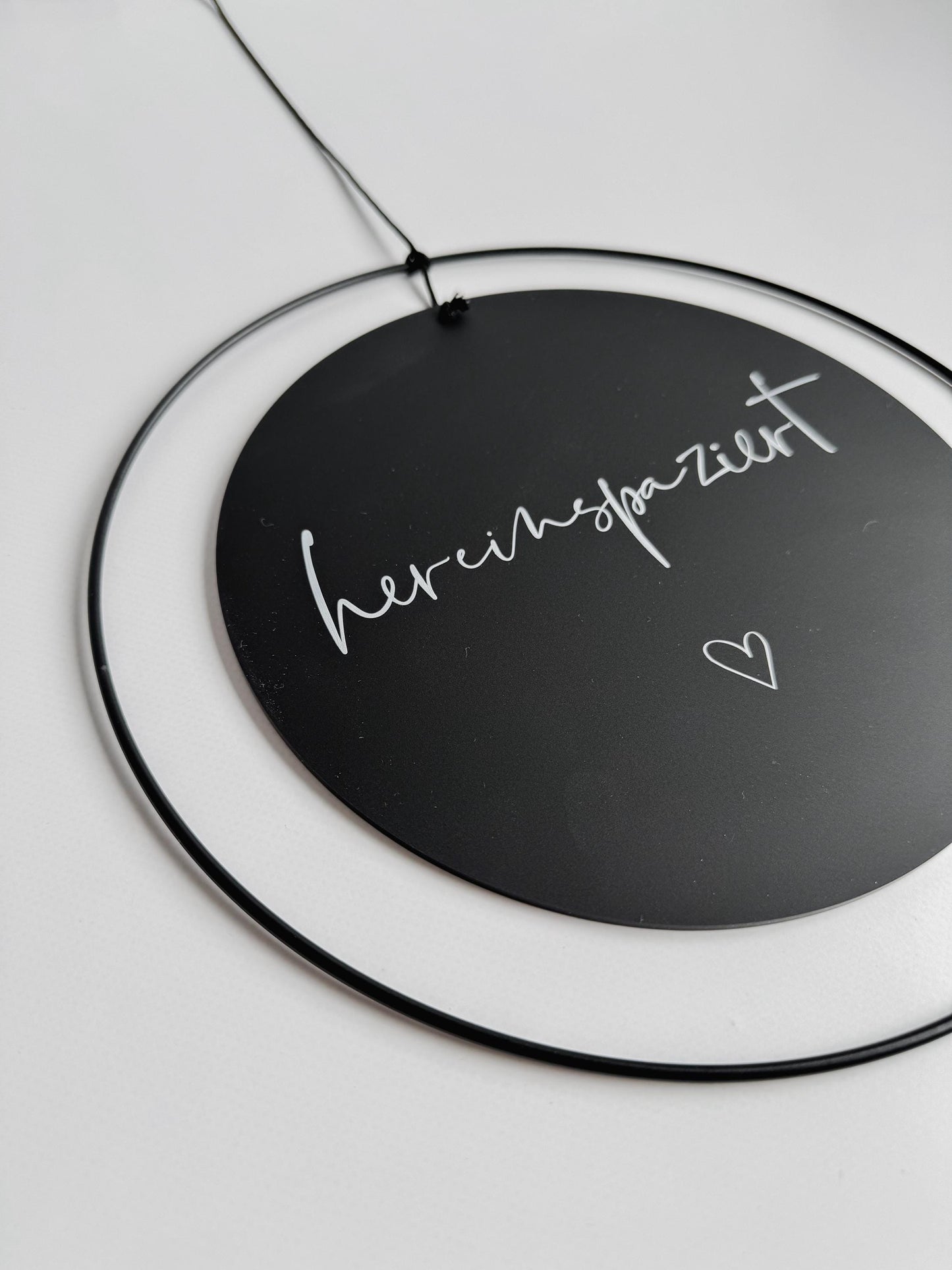 Türschild ‚Hereinspaziert‘ mit Metallring I Acrylschild I Holzschild I Geschenk zum Einzug I Richtfest