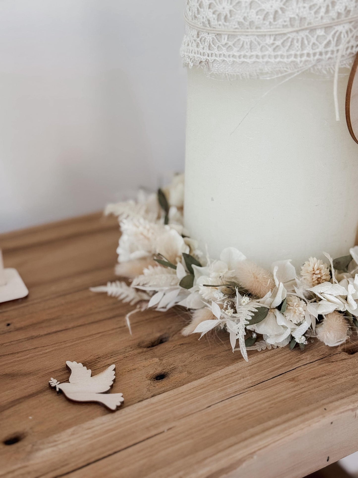 Kerzenkranz aus Trockenblumen Creme-Eukalyptus I Blumenkranz für Tauf-, Kommunions- oder Hochzeitskerze I Trockenblumenkranz für Windlicht