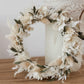 Kerzenkranz aus Trockenblumen Creme-Eukalyptus I Blumenkranz für Tauf-, Kommunions- oder Hochzeitskerze I Trockenblumenkranz für Windlicht