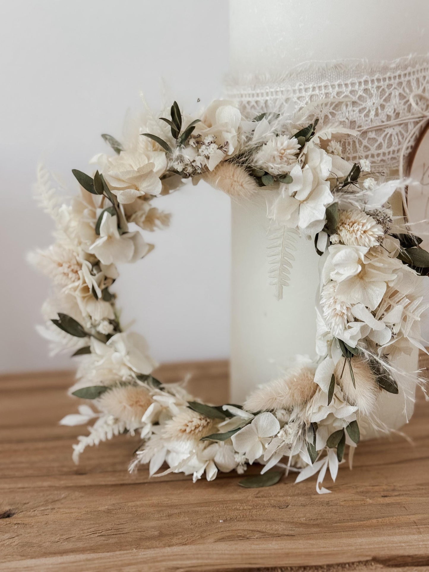 Kerzenkranz aus Trockenblumen Creme-Eukalyptus I Blumenkranz für Tauf-, Kommunions- oder Hochzeitskerze I Trockenblumenkranz für Windlicht