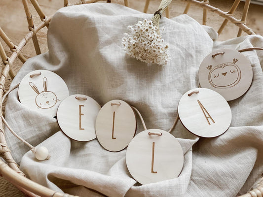 Namensgirlande aus Holzscheiben I Namenskette personalisiert mit Motiven I Kinderzimmer Deko I Wimpelkette Wickeltisch